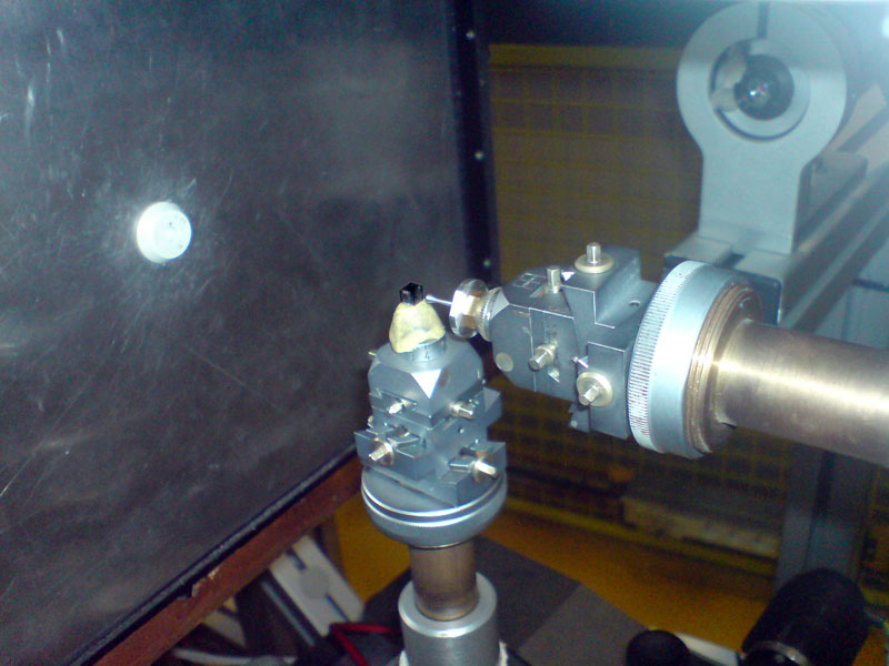 Transfering and oriented sample to a new sample holder. Here OrientExpress is set in the backscattering geometry.